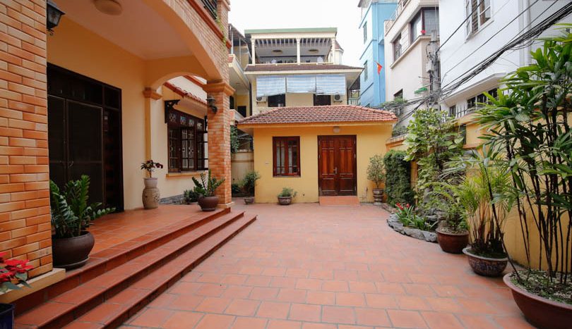 Maison meublée avec jardin en location rue Tay Ho à Hanoi