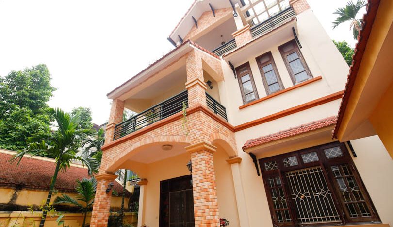 Maison meublée avec jardin en location rue Tay Ho à Hanoi