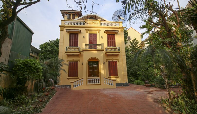 Villa avec jardin en location à Tay Ho Hanoi rue To Ngoc Van