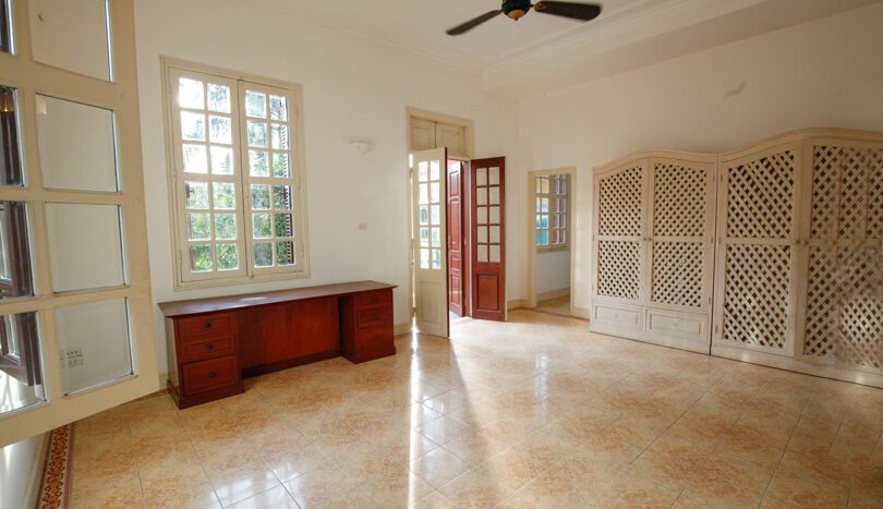 Villa avec jardin en location à Tay Ho Hanoi rue To Ngoc Van