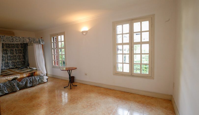 Villa avec jardin en location à Tay Ho Hanoi rue To Ngoc Van