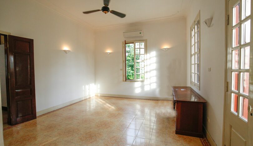 Villa avec jardin en location à Tay Ho Hanoi rue To Ngoc Van