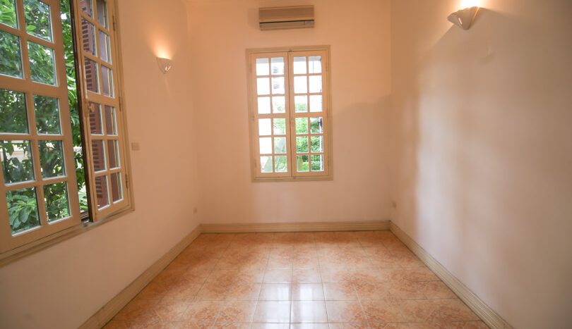 Villa avec jardin en location à Tay Ho Hanoi rue To Ngoc Van