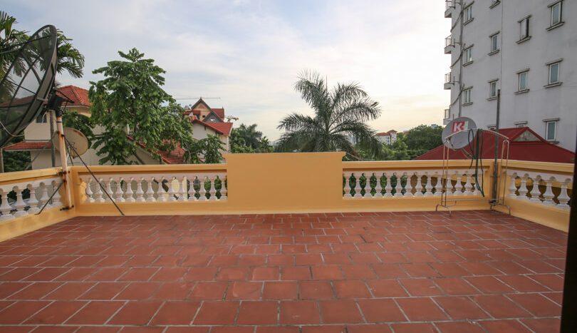Villa avec jardin en location à Tay Ho Hanoi rue To Ngoc Van