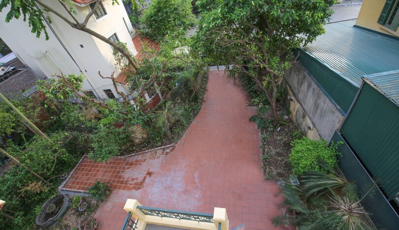 Villa avec jardin en location à Tay Ho Hanoi rue To Ngoc Van