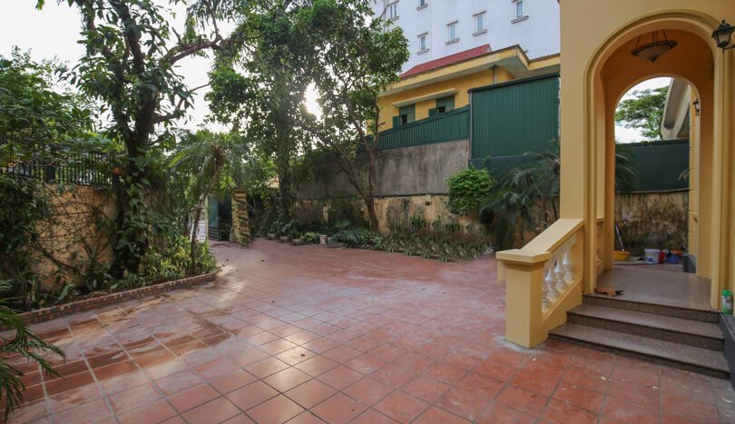 Villa avec jardin en location à Tay Ho Hanoi rue To Ngoc Van