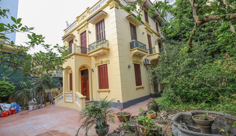 Villa avec jardin en location à Tay Ho Hanoi rue To Ngoc Van