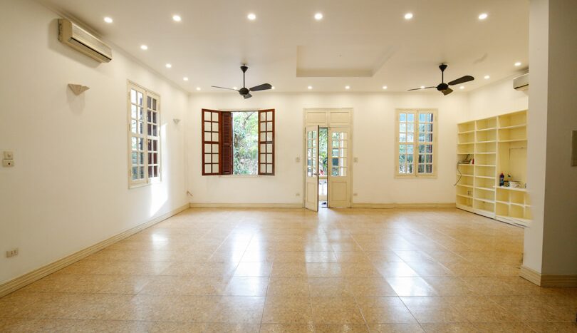 Villa avec jardin en location à Tay Ho Hanoi rue To Ngoc Van