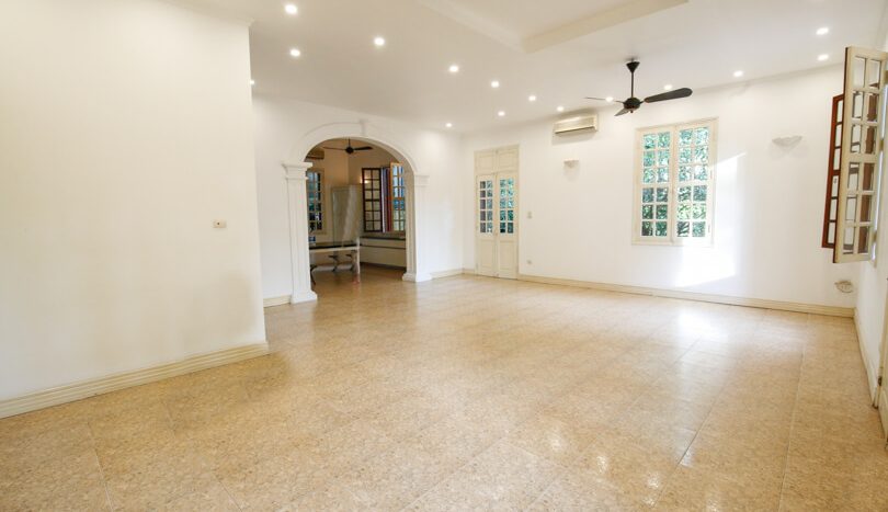 Villa avec jardin en location à Tay Ho Hanoi rue To Ngoc Van