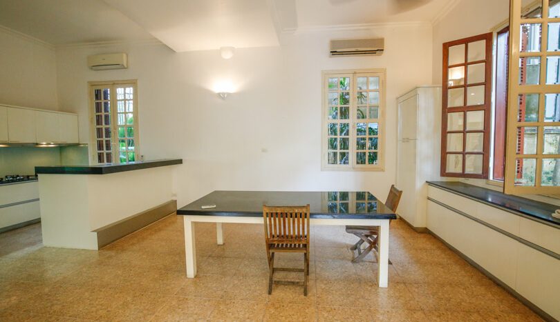Villa avec jardin en location à Tay Ho Hanoi rue To Ngoc Van
