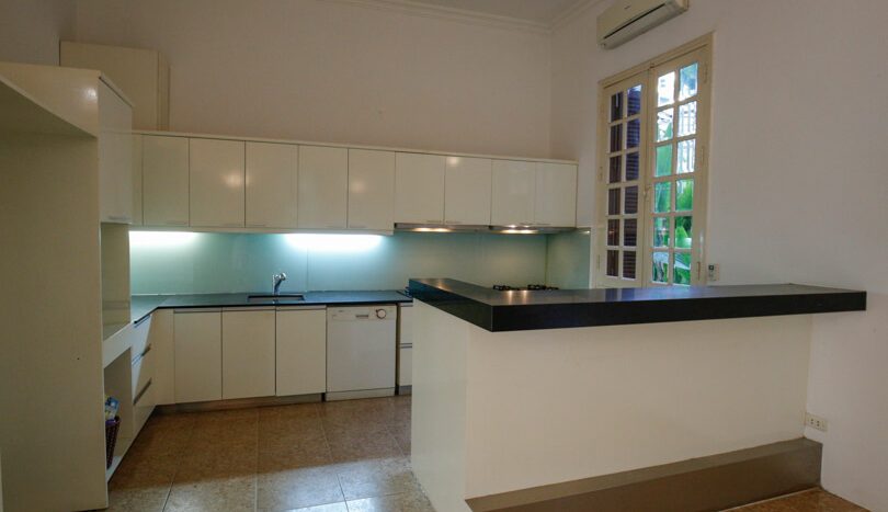 Villa avec jardin en location à Tay Ho Hanoi rue To Ngoc Van