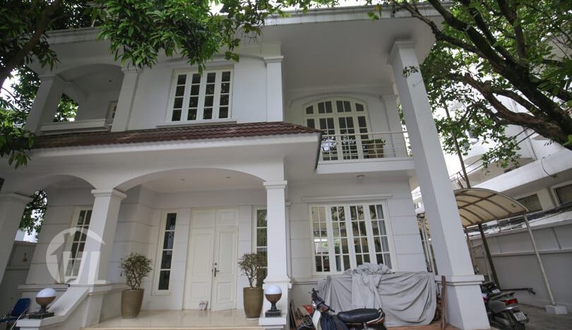 Furnished villa to rent in Tay Ho 4 bedrooms large garden