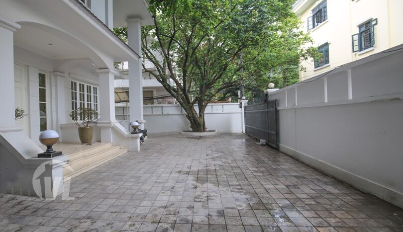 Furnished villa to rent in Tay Ho 4 bedrooms large garden