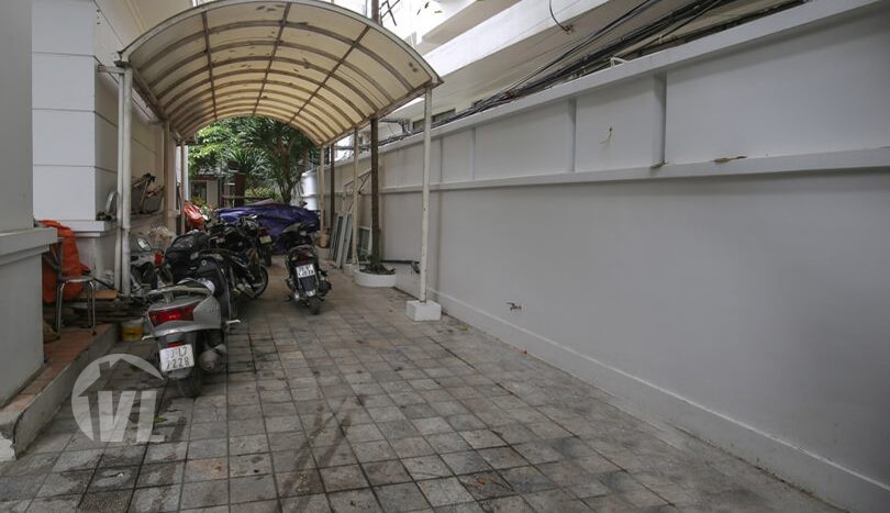 Furnished villa to rent in Tay Ho 4 bedrooms large garden