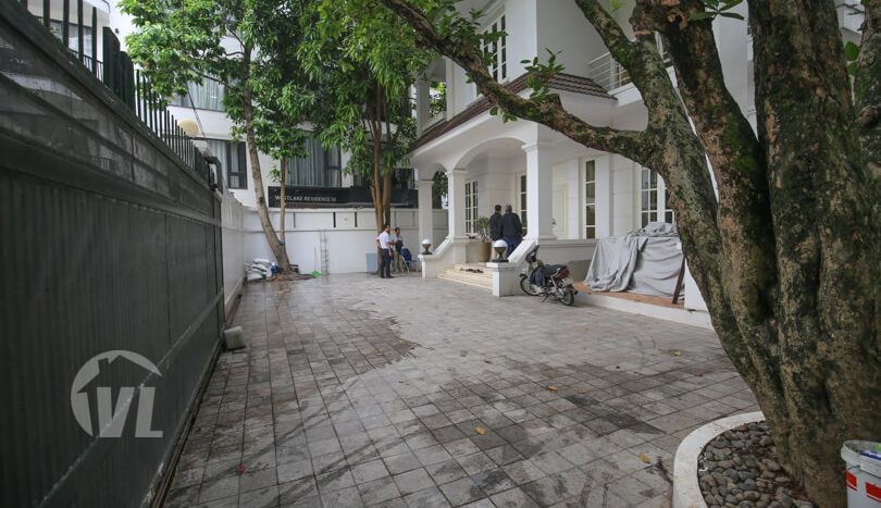 Furnished villa to rent in Tay Ho 4 bedrooms large garden