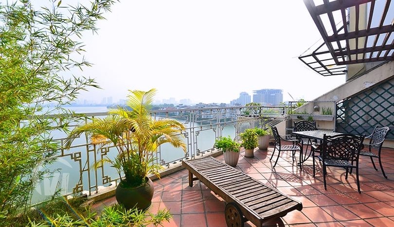 Hanoi penthouse apartment to lease with terrace and West lake view