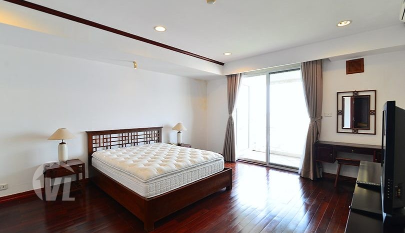 Hanoi penthouse apartment to lease with terrace and West lake view