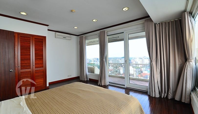 Hanoi penthouse apartment to lease with terrace and West lake view