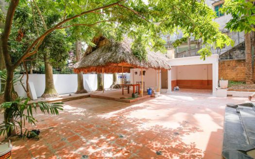 House in West Lake to lease with large garden of 200 sq m