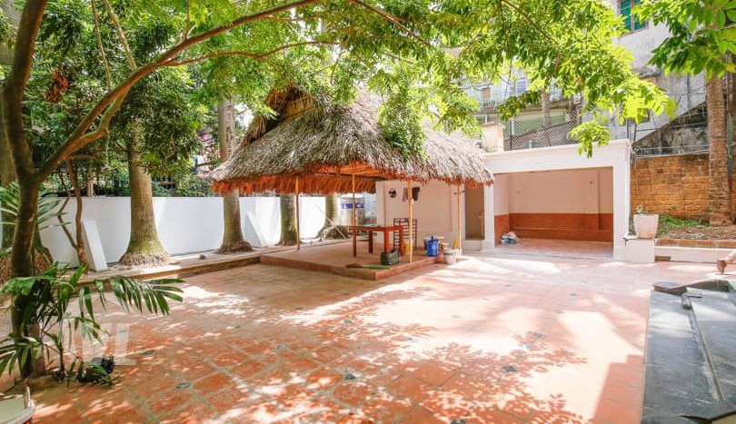 House in West Lake to lease with large garden of 200 sq m