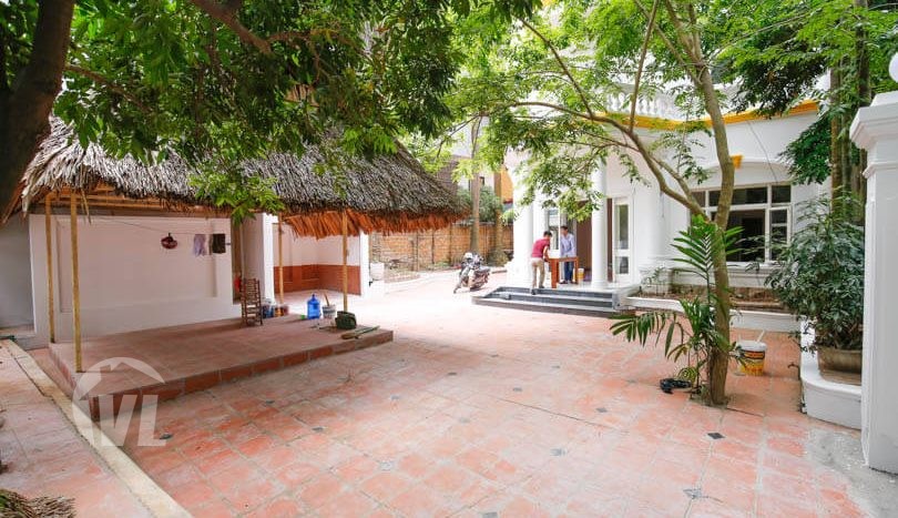 House in West Lake to lease with large garden of 200 sq m