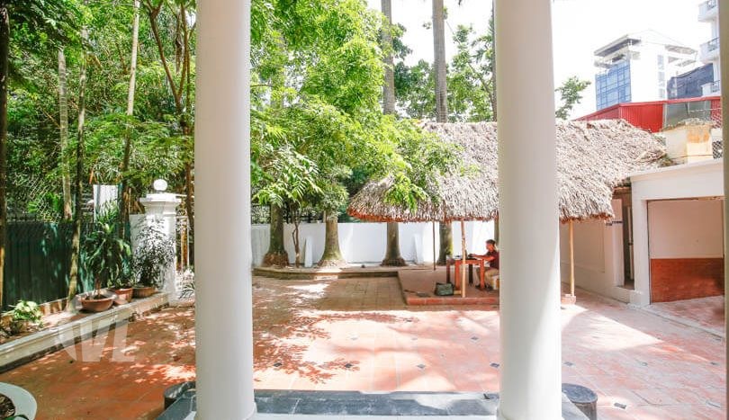 House in West Lake to lease with large garden of 200 sq m