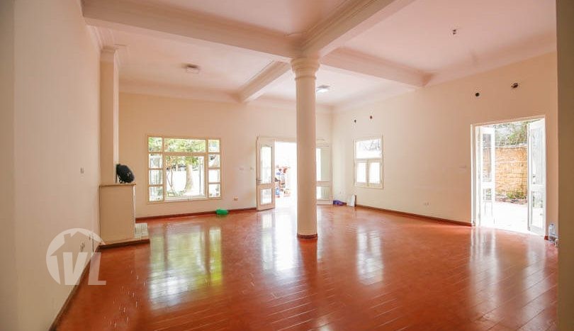 House in West Lake to lease with large garden of 200 sq m