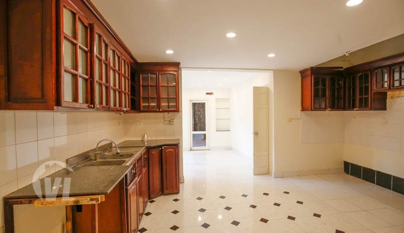 House in West Lake to lease with large garden of 200 sq m