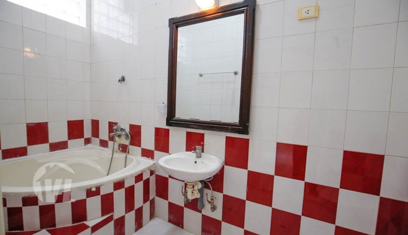 House in West Lake to lease with large garden of 200 sq m