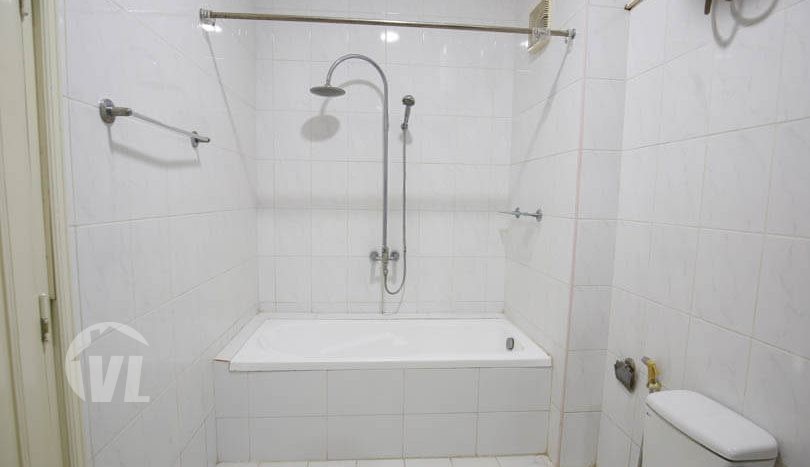 House in West Lake to lease with large garden of 200 sq m