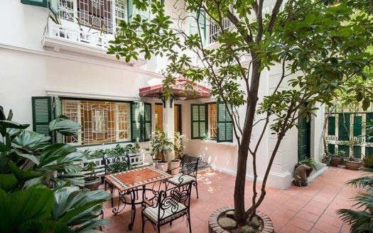 Unique house in Hai Ba Trung district, 2 bedrooms with a garden