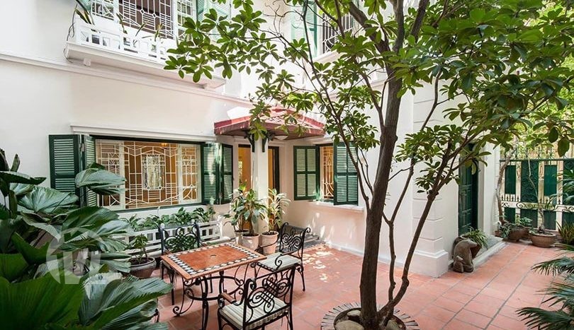 Unique house in Hai Ba Trung district, 2 bedrooms with a garden