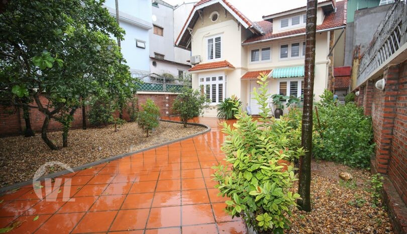 Beautiful yard garden house with 4 bedroom