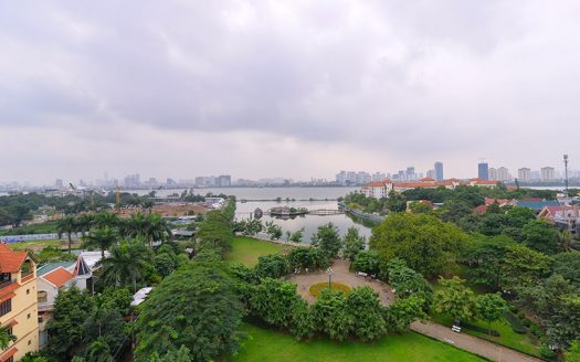 If you wish to get a private terrace, then you have to see this Hanoi 4 beds serviced penthouse to rent! Coming Furnished, it's a duplex, split in 2 floors. The first one is allocated to the living area