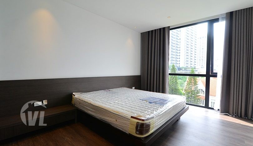 serviced apartment in to ngoc van area, with 03 bedrooms and near the lake