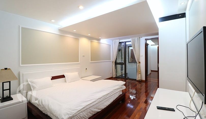 220 sq m 3 bedrooms apartment to rent in Lang Yen Phu Hanoi
