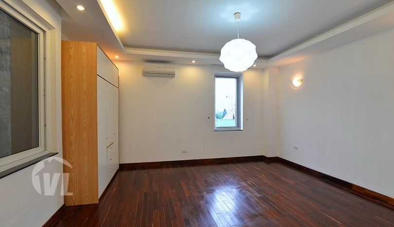 250 sq m 4 bedrooms apartment to lease in Tay Ho district Hanoi