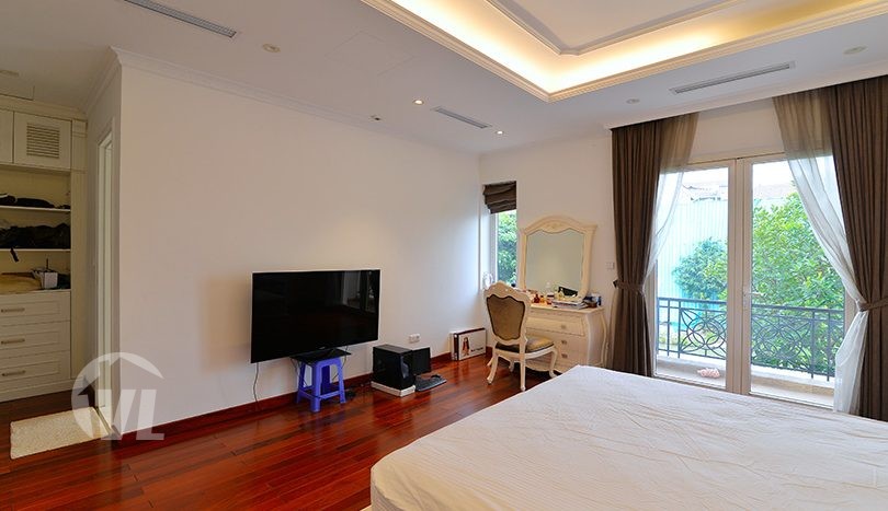 Bright 4 bedrooms house to lease in Vinhomes Riverside Hanoi