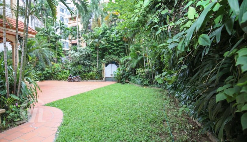 Large detached villa with garden to rent in Tay Ho district