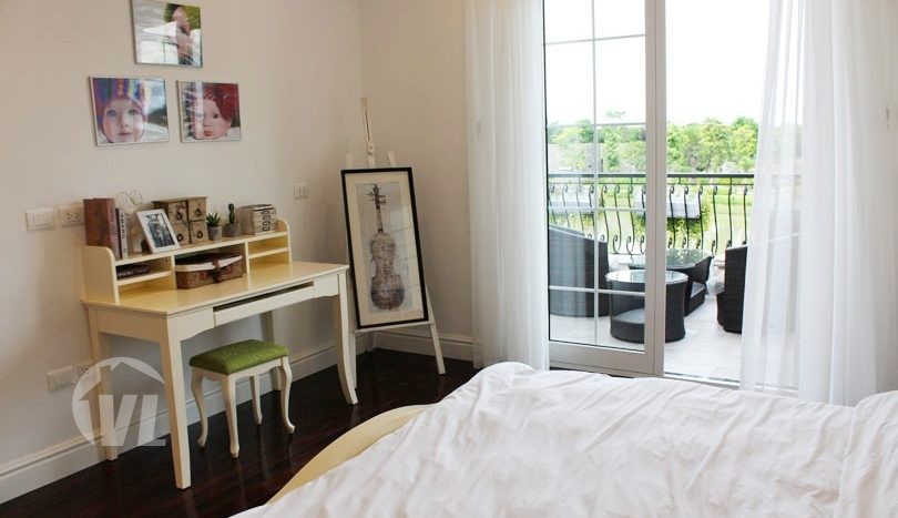 Top notch Vinhomes Riverside villa to let furnished 3 bedrooms garden