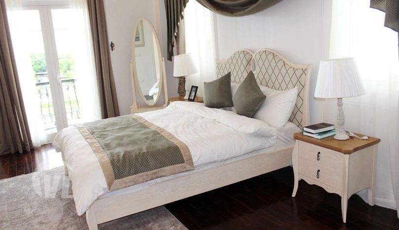Top notch Vinhomes Riverside villa to let furnished 3 bedrooms garden