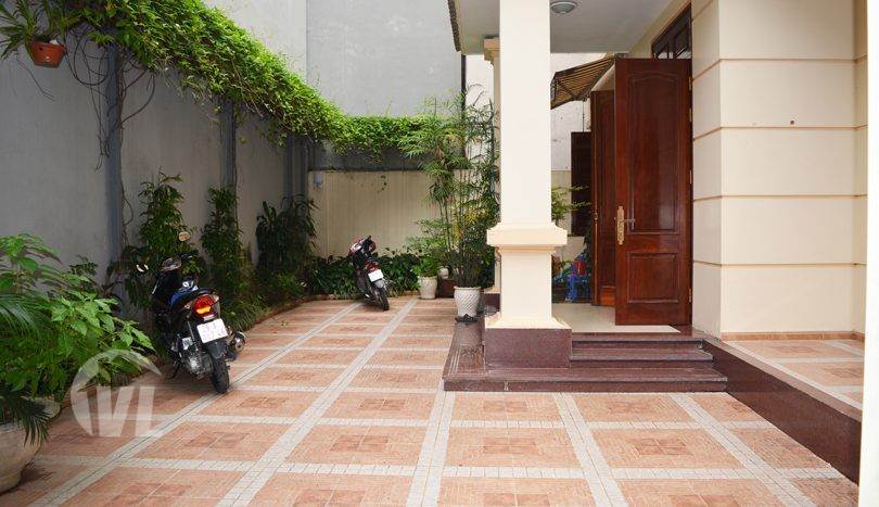 Courtyard 4 bedroom house for rent in Tay Ho Hanoi