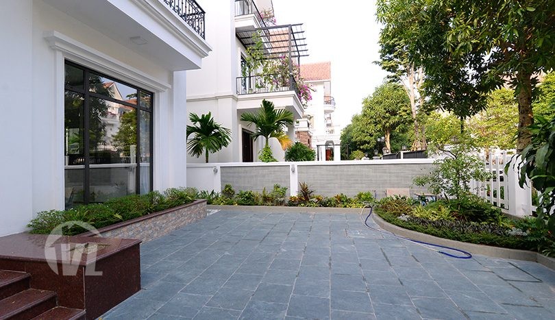 Modern and brand-new furnished Vinhomes Riverside villa to lease