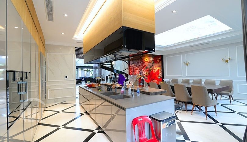 Unique 750 sq m triplex apartment to lease in Tay Ho 4 beds and elevator