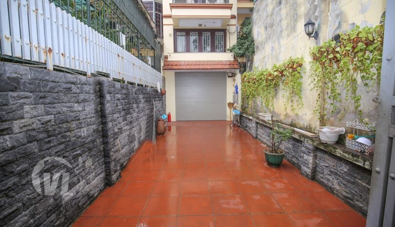 Front yard 4 bedroom house for rent in Tay Ho Hanoi