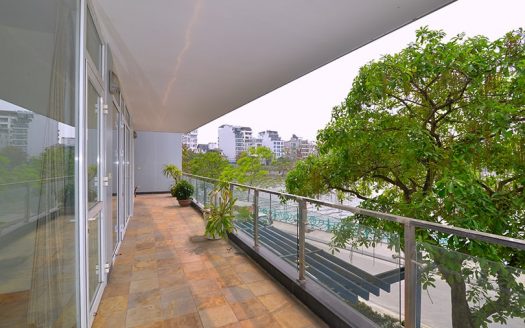Lake side Quang An 3 bedroom apartment with large balcony