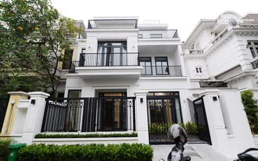 치푸트라에 위치한 신축 5베드룸 고급 주택 임대 – 개인 엘리베이터 완비