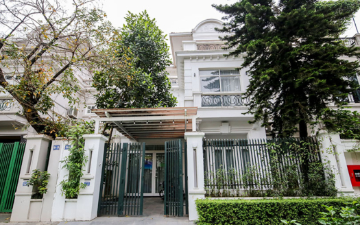 Ciputra villa to rent block D4, near UNIS