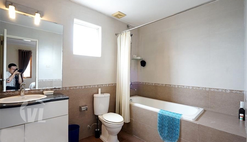 Housekeeping services, Internet high-speed, Cable TV, Lift, 24/7 Security