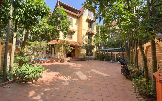 6 bedroom villa in Tay Ho with large garden and swimming pool